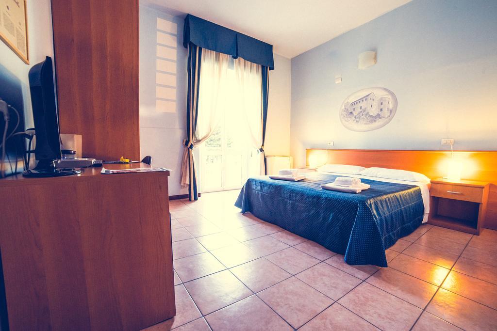 Hotel La Gaietta Millesimo Zimmer foto